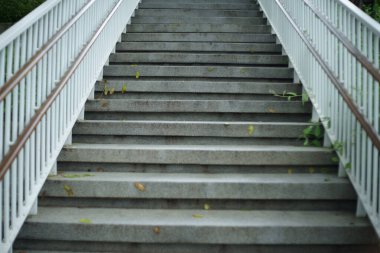 Çelik kenarlı beton merdiven.