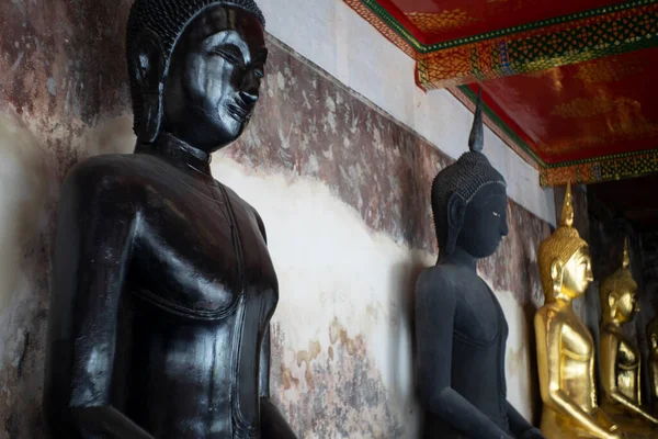 Black Buddha Wat Suthat Thep Wararam Buddhist Temple Bangkok Thailand — Foto de Stock