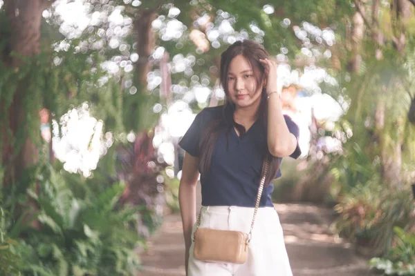 Beautiful Asian Girl Walking Relaxing Garden — 图库照片