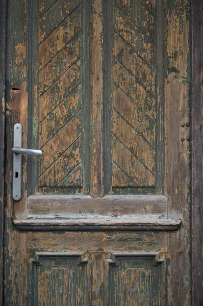 Close-up shot van een verweerde sleutelgat op een houten deur — Stockfoto