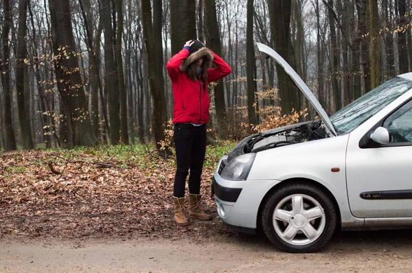 Junge Frauen mit beschädigtem Auto — Stockfoto