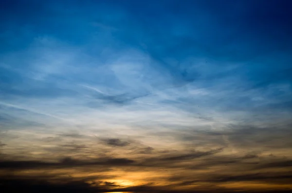 bulutlu gökyüzü günbatımı