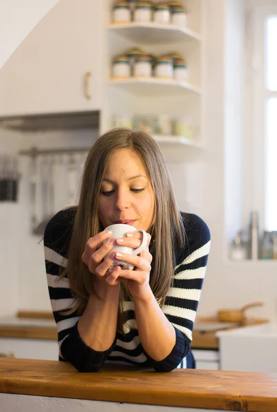 Vrouw geniet van verse koffie in de ochtend met zonsopgang thuis — Stockfoto