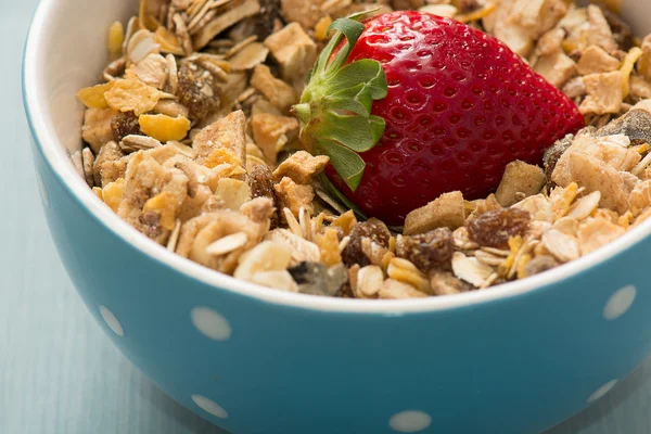 sağlıklı bir kahvaltı meyve ve yoğurt ile