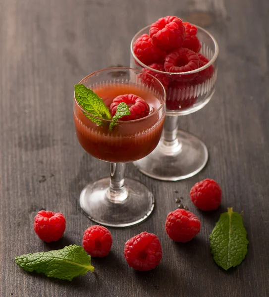 Ahududu kokteyl ve kadehi