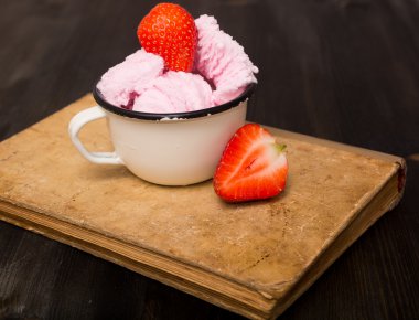 Çilekli dondurma ile ilgili bir kitap meyve bardağı