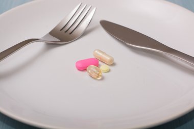 hap ve kapsül bir tablo ile plaka