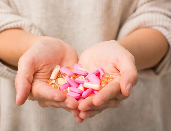 Close-up shot of a hand holding pills — Stock Photo, Image
