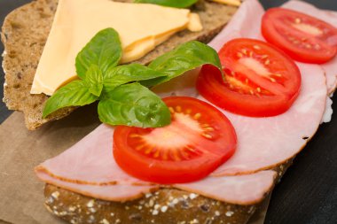 tütsülenmiş jambon, peynir ve domates sandviç