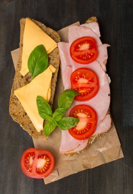 tütsülenmiş jambon, peynir ve domates sandviç