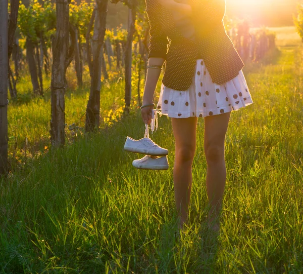 Disfruten. Mujer feliz libre disfrutando de la naturaleza y zapatos handong — Foto de Stock