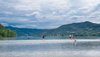 beautidul ile dere yan ve insanlar ile plaj