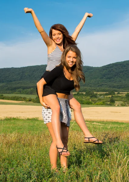 İkizler ve yaz güneşin tadını en iyi arkadaşları