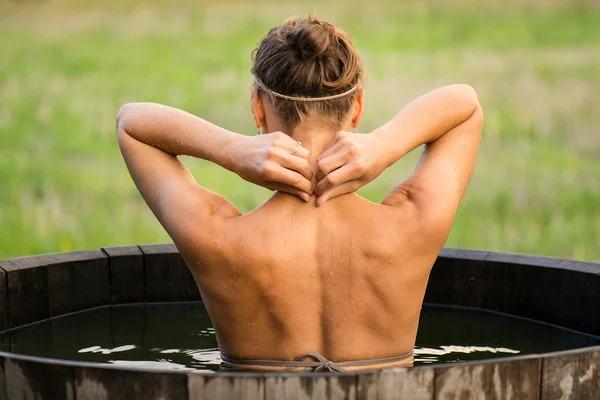 rahatlatıcı küvet ve banyo güzel bir kadın