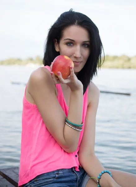 Bella ragazza mangiare mela fresca — Foto Stock