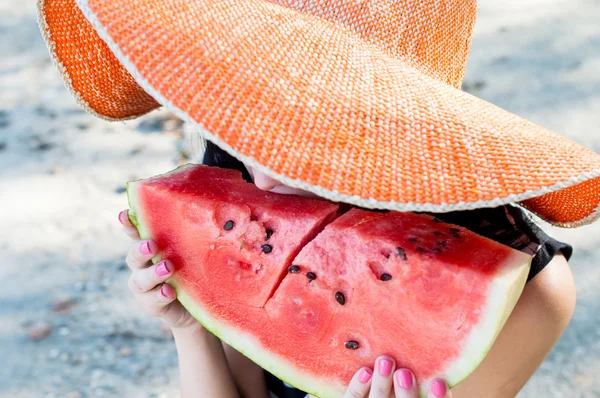 büyük şapkanın içine taze karpuz yeme güzel kız