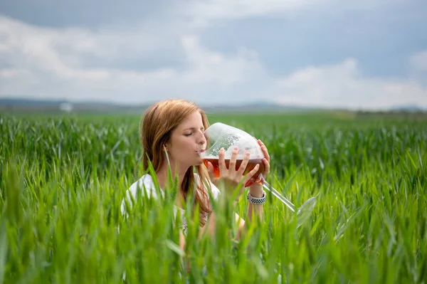 Mujer Bebe Vino Una Copa Gigante Prado — Foto de Stock