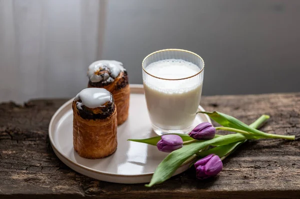 Schokoladenwirbel Mit Milch Und Tulpen Auf Holztisch — Stockfoto