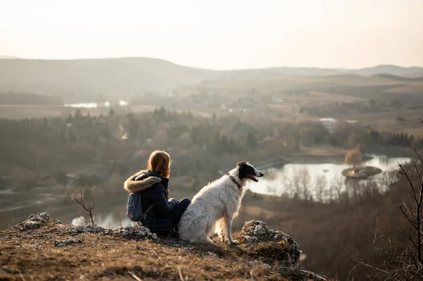 Mulher Sentada Livre Com Seu Cão Wolfhound Russo Bela Paisagem — Fotografia de Stock