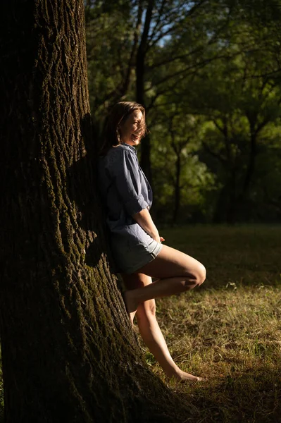 Woman Enjoying Windy Sunset Outdoor — 스톡 사진