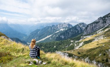 Slovenya 'da dağların manzarasını seyreden kadın Mangart