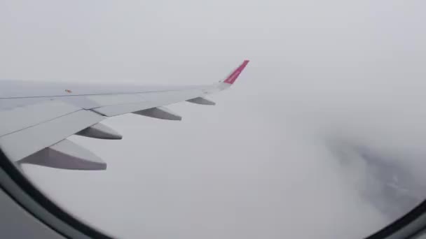 Widok Otworu Samolocie Siedzenia Pasażera Podczas Lotu Samolot Wchodzi Gęstą — Wideo stockowe