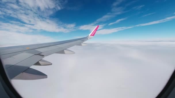 Kilátás Repülőgép Ablakából Utasülésről Repülés Közben Gép Sűrű Felhőtakaróba Kerül — Stock videók