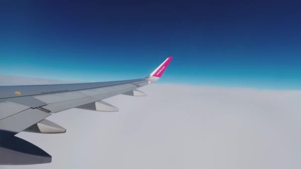 Samolot Przelatujący Nad Chmurami Słoneczną Pogodę Widok Otworu Fotela Pasażera — Wideo stockowe