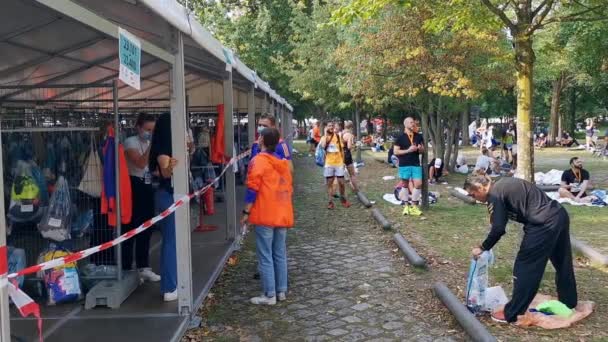 Finalistas Maratona Berlim Recebem Suas Malas Sala Bagagens Após Corrida — Vídeo de Stock