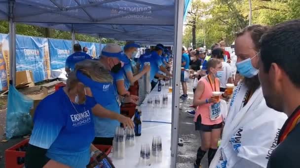 Voluntários Servem Cerveja Não Alcoólica Erdinger Para Finalistas Maratona Berlim — Vídeo de Stock