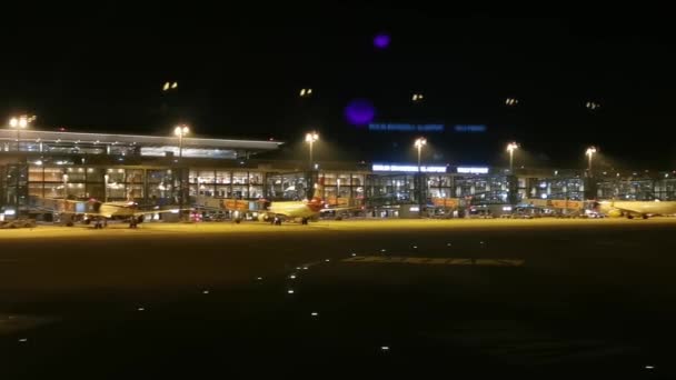 Berlin Brandenburg Airport Μέσω Του Φινιστρίνι Ενός Αεροπλάνου Που Τροχοδρομεί — Αρχείο Βίντεο