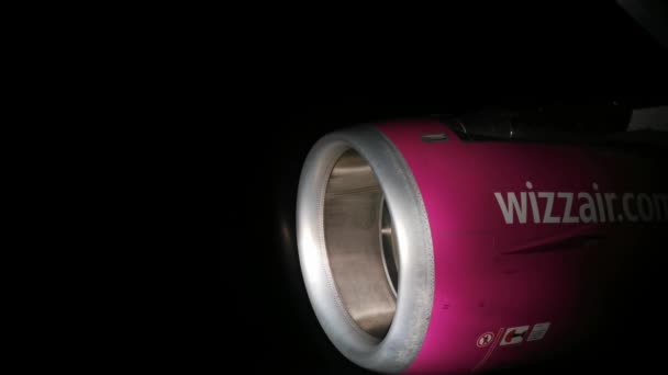 飛行機のエンジンは夜間飛行中の飛行機の補助サーチライトによって照らされています — ストック動画