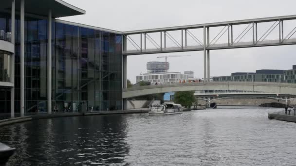 Βερολίνο Γερμανία Σεπτεμβρίου 2021 Τουριστικό Σκάφος Ανθρώπους Στο Spree Στην — Αρχείο Βίντεο