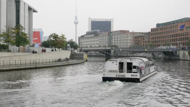 Berlin Jerman September 2021 Kapal Turis Dengan Orang Orang Spree — Stok Video