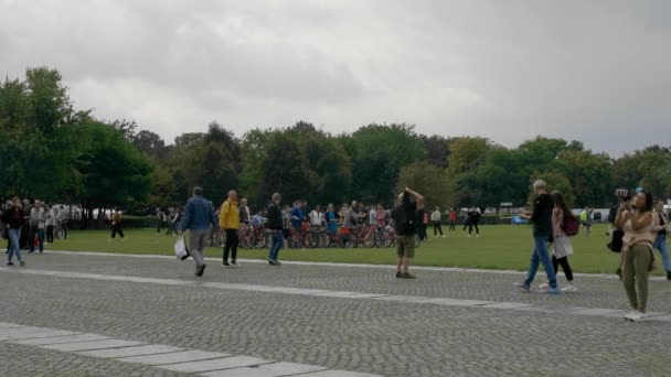 Βερολίνο Γερμανία Σεπτεμβρίου 2021 Μια Ομάδα Τουριστών Ποδήλατα Ακούγοντας Έναν — Αρχείο Βίντεο