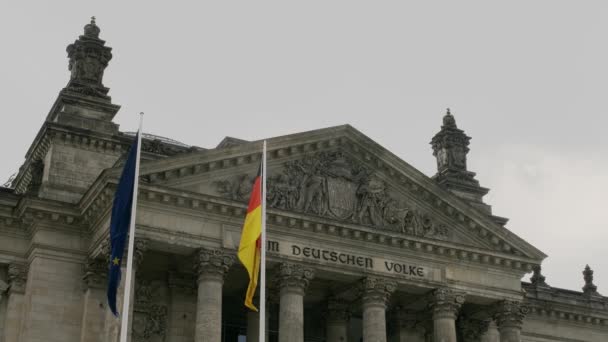 Avrupa Birliği Almanya Bayrakları Reichstag Cephesinin Arka Planına Karşı Bayrak — Stok video