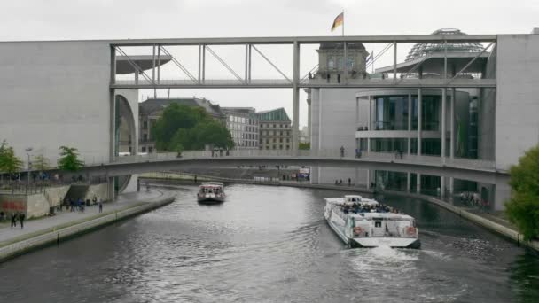 Berlín Alemania Septiembre 2021 Los Barcos Van Spree Bajo Puente — Vídeos de Stock