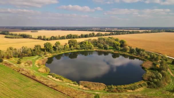 Luftaufnahme Des Malerischen Rundsees Einem Sonnigen Herbsttag — Stockvideo