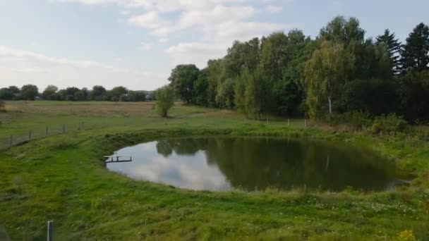 Vista Aérea Uma Pequena Lagoa Aldeia Voo Drone Vídeo — Vídeo de Stock