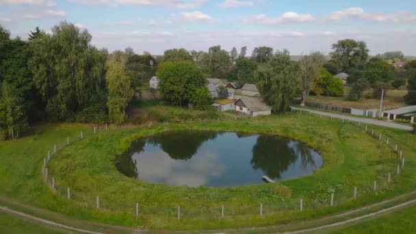 Αεροφωτογραφία Μιας Μικρής Λίμνης Στο Χωριό Πτήση Drone Βίντεο — Αρχείο Βίντεο