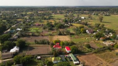 Güneşli bir sonbahar gününde Ukrayna köyünün üzerinde insansız hava aracı uçuşu.