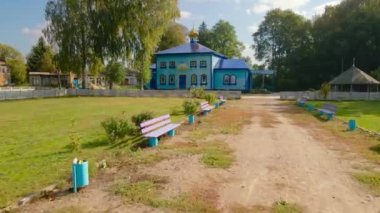 Güneşli bir günde ahşap Ortodoks kilisesinin insansız hava aracı görüntüsü.