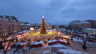 Ukrayna, Kiev 'deki merkez meydandaki Noel ağacının zaman aşımı günü. Yakınlaştır