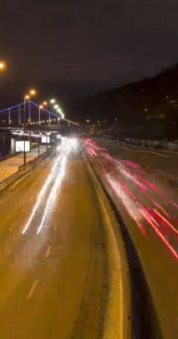 Gece trafiği. Gece yolda farların ve fren lambalarının izleri bulundu. Zaman Uygulaması. 