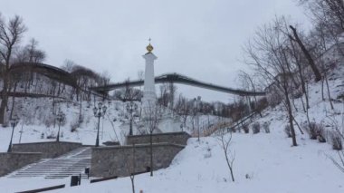 Ukrayna, Kiev 'deki Magdeburg Kanunu. Gündüzden geceye zaman geçiyor. Alacakaranlık çöker ve anıtın ışıkları ve aydınlığı ortaya çıkar. Kiev 'deki Magdeburg Kanunu 1802' de inşa edildi..