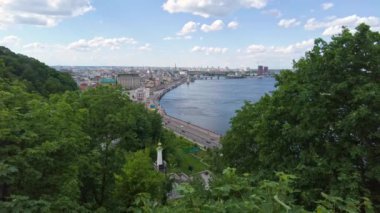 Şehrin eski bir kısmı olan Podol ve Dinyeper Nehri üzerindeki Kiev şehri.. 