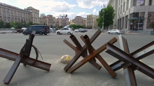 Trafic Automobile Dans Centre Kiev Dans Contexte Des Structures Antichars — Video