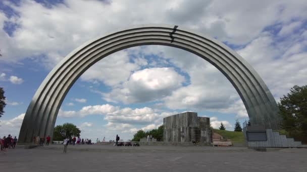 Mensen Lopen Het Centrum Van Kiev Onder Boog Van Vriendschap — Stockvideo