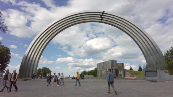 人々は ウクライナとロシアの統一を記念して作成された人々の友情のアーチの下でキエフの中心部を歩く ウクライナでのロシアの侵略の後 組成物は ウクライナの人々の自由のアーチに改名されました — ストック動画