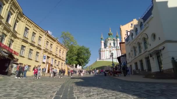 ウクライナのキエフでのアンドリューの降下 これは市内で最も観光客の多い通りの一つである この通りにはキエフで最も美しい教会の一つです 聖アンドリュー教会 — ストック動画
